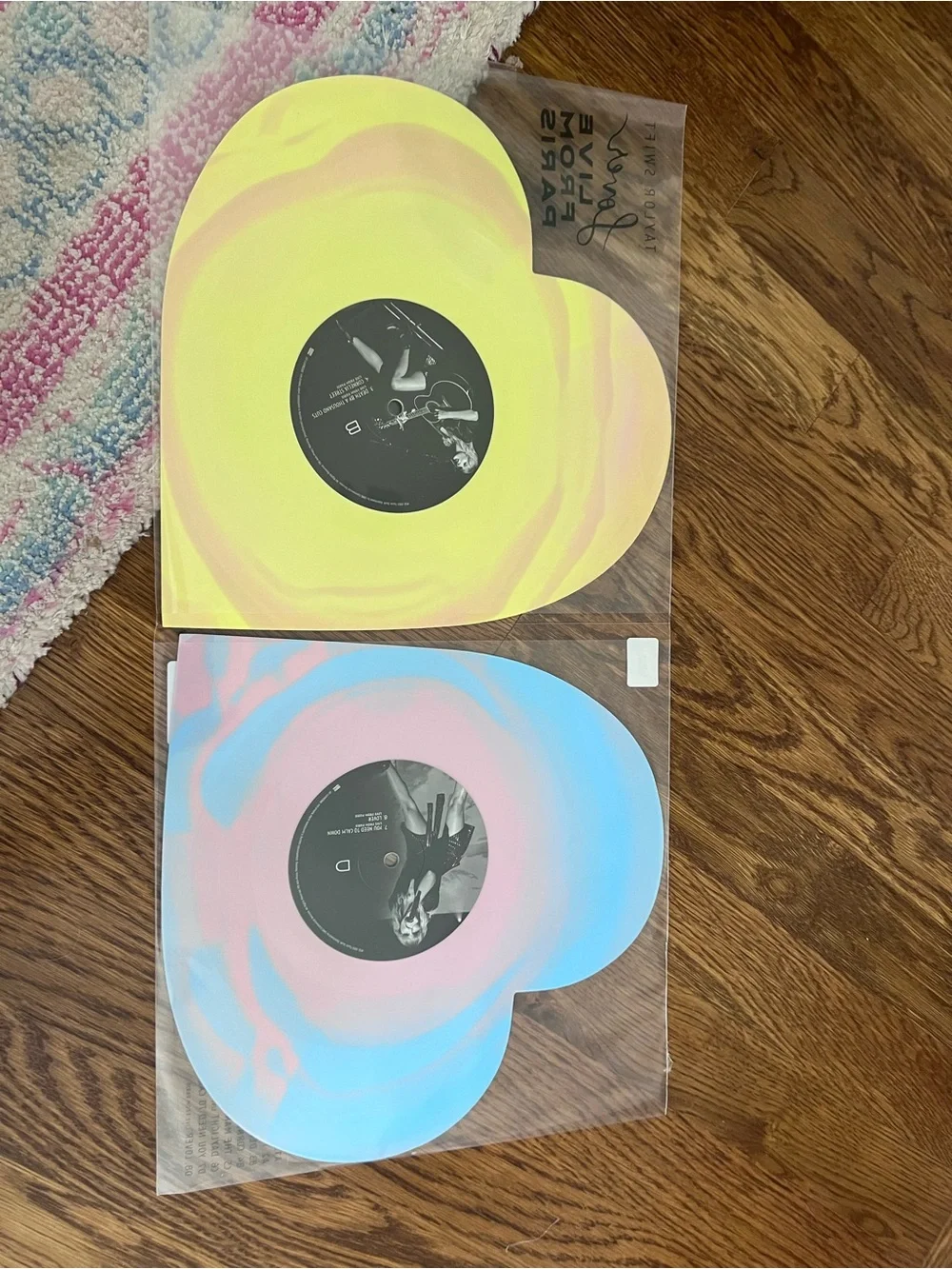 Taylor Swift Lover Live in Paris Vinyl - Heart Shaped - Picture 1 of 3